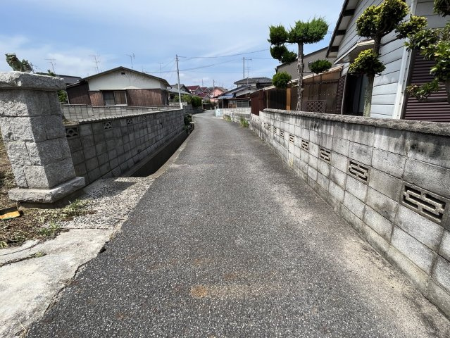 【前面道路含む現地写真】 | 静かな住宅地に佇む物件です。