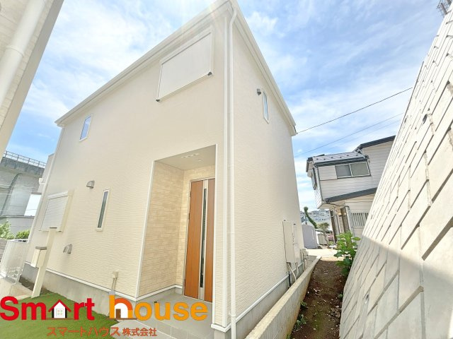 座間市南栗原　栗原小学校　南中学校の外観|外壁が周囲の街並みと青空に生えるお洒落な仕上がり！周囲には高い建物のないエリア。青い空が大きく感じますね。
