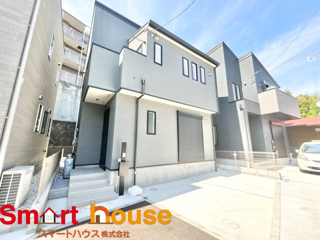 座間市栗原中央3丁目　栗原小学校　栗原中学校の外観|流行に左右されず、将来にわたって価値が継続する「上質」な佇まい。おしゃれな雰囲気や自然の潤い、親しみやすさといった暮らしを豊かにしてくれる住空間です。
