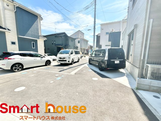 座間市栗原中央3丁目　栗原小学校　栗原中学校の前面道路含む現地写真|低層の一戸建てを中心とした街並みが整然と続き、周辺は高い建物が建っていないので、採光や開放性に恵まれ、空が広く緑の多い閑静な趣を感じる環境です。
