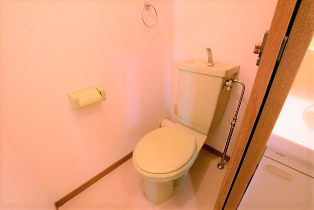 クイーンズパーク【キャッシュバック対象物件】のトイレ|ゆったりとした空間のトイレです