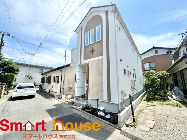 座間市ひばりが丘　ひばりが丘小学校　東中学校の前面道路含む現地写真|外壁が周囲の街並みと青空に生えるお洒落な仕上がり！周囲には高い建物のないエリア。青い空が大きく感じますね。