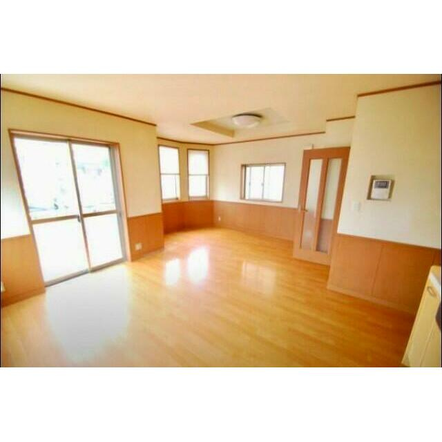 小路北町　中古一戸建ての居間・リビング|LDK14.5帖
■物件内覧・資金計画相談・住宅ローン相談、リフォーム相談、お問合せ受付中■
※当日・翌日のご内覧、ご相談はお電話でのお問合せがスムーズです！