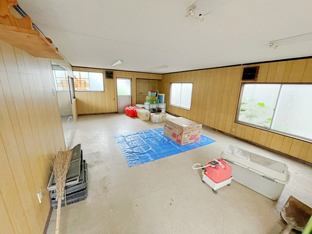 白河市双石板谷地　事務所・車庫の内装