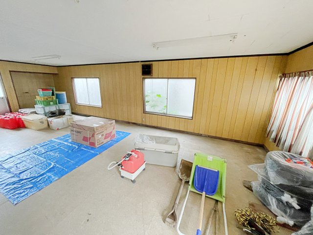 白河市双石板谷地　事務所・車庫の内装