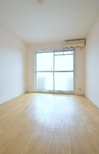 ピラーズ御所西の居間・リビング