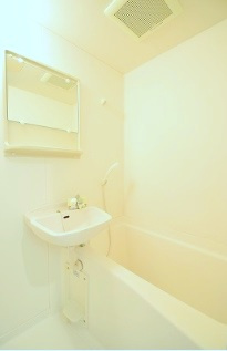 ピラーズ御所西の浴室