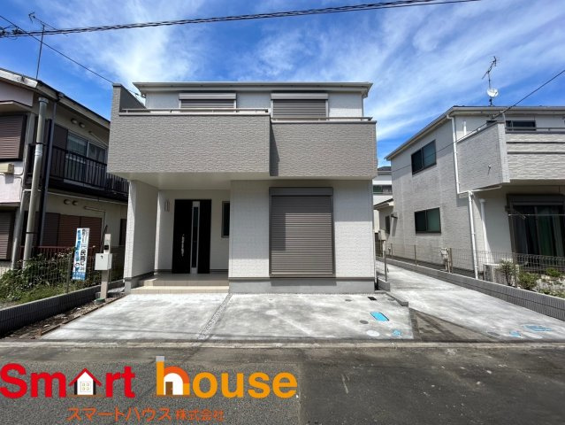 座間市相模が丘新築2棟　都市ガス・南向きバルコニー　相模が丘小・相模中の外観|外壁が周囲の街並みと青空に生えるお洒落な仕上がり！周囲には高い建物のないエリア。青い空が大きく感じますね