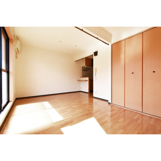 ロイヤルハイツE棟の居間・リビング|おしゃれな居間です