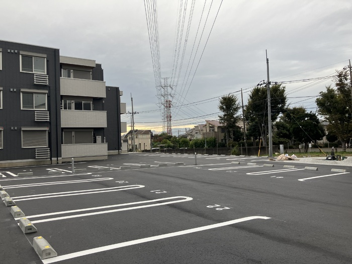 Sunny Hills B棟の駐車場