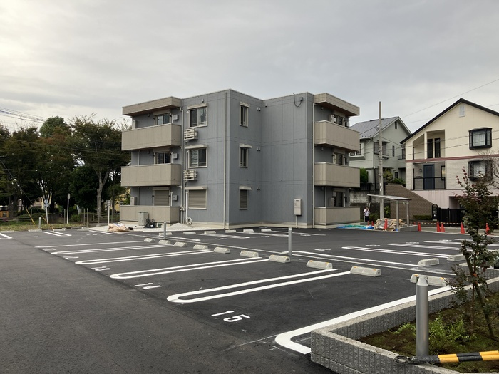 Sunny Hills B棟の駐車場