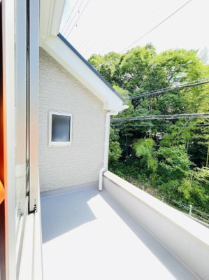 【展望】 | 加茂１丁目　新築２号棟 | ２階約５帖　洋室　窓からの眺望
バルコニーではございますんが、ちょこっと植物を飾ったりできるスペースもございます♪