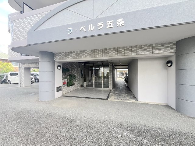 ラペルラ五条のエントランス
