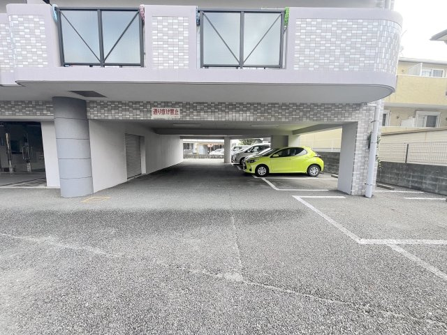 ラペルラ五条の駐車場