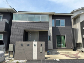 【エントランス】 | 福田　中古一戸建 | 【２面採光の居室有】明るく風通しの良い室内に気持ちも明るくなりますね♪