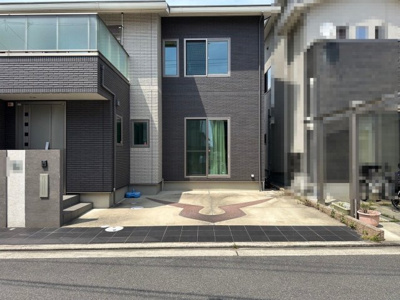 【駐車場】 | 福田　中古一戸建 | 【ＬＤＫ約１６．７帖】南向きですので、日当たりがよく、温かく心地のいいリビング♪家族が集まる場所だからこそ癒しの空間に。