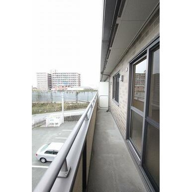 熊本市東区長嶺東９丁目のアパートのバルコニー