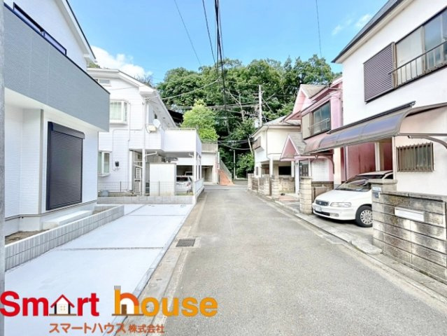 座間市座間１丁目新築１棟　座間小学校・西中学校の前面道路含む現地写真|お住まいの前面道路が広いと駐車が楽になり、陽当たりも遮られないので明るく居心地の良いお家になります♪