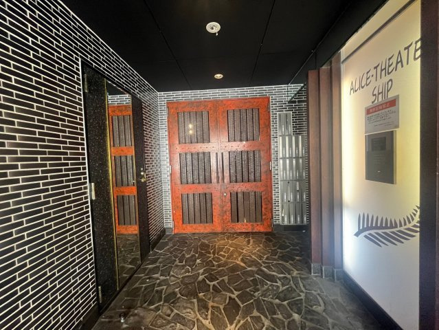 Alice Theater Shipのエントランス|建物の内部です