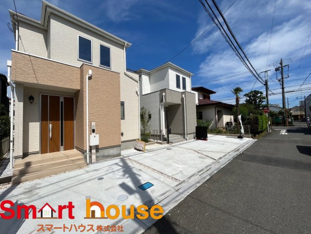 座間市相模が丘６丁目　新築２棟　相模野小学校・相模中学校の前面道路含む現地写真|外壁が周囲の街並みと青空に生えるお洒落な仕上がり！周囲には高い建物のないエリア。青い空が大きく感じますね。