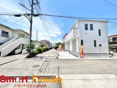 【前面道路含む現地写真】 | 座間市四ツ谷　最終１棟　入谷小学校・座間西中学校 | 外壁が周囲の街並みと青空に生えるお洒落な仕上がり！周囲には高い建物のないエリア。青い空が大きく感じますね。