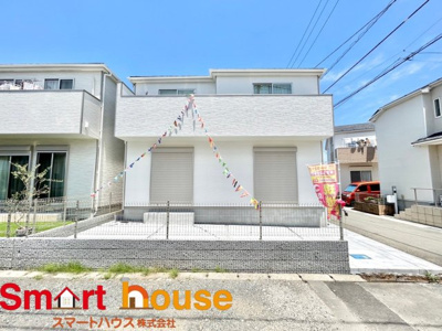 【外観】 | 座間市四ツ谷　最終１棟　入谷小学校・座間西中学校 | 外壁が周囲の街並みと青空に生えるお洒落な仕上がり！周囲には高い建物のないエリア。青い空が大きく感じますね。