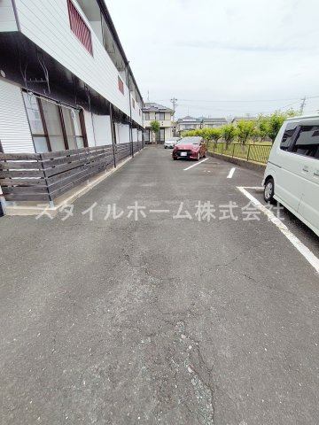 三蔵子ハイツ B棟の駐車場