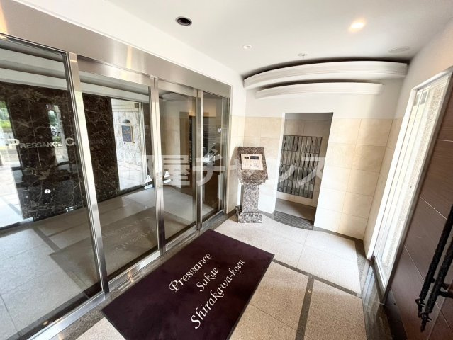 プレサンスSAKAE白川公園のエントランス