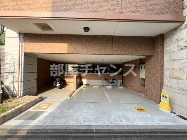 プレサンスSAKAE白川公園Ⅱの駐車場