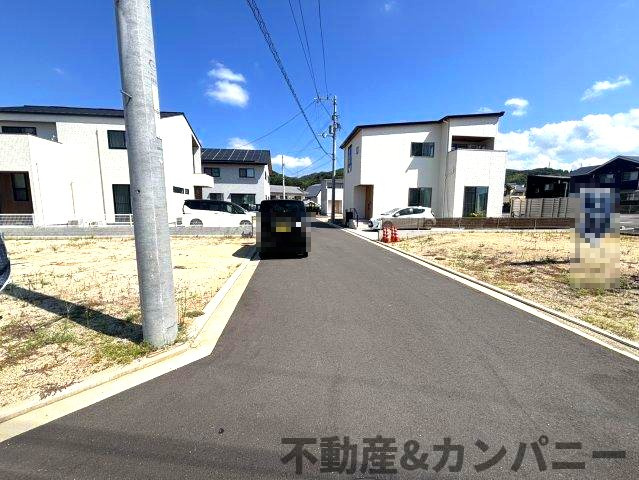 フットネスタウン鷹子町1号地　鷹子町の分譲地の前面道路含む現地写真|前面道路含む現地写真です