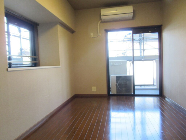 【洋室】 | モントーレ福間シティ | バルコニーに面した6帖の洋室。エアコン付きで、入居してすぐから快適に暮らしていただけます