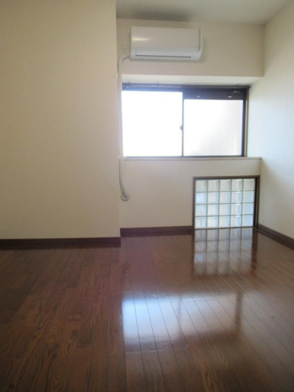 【洋室】 | モントーレ福間シティ | 6.8帖の洋室。足元までガラスで明かりを多く取り込んでいます