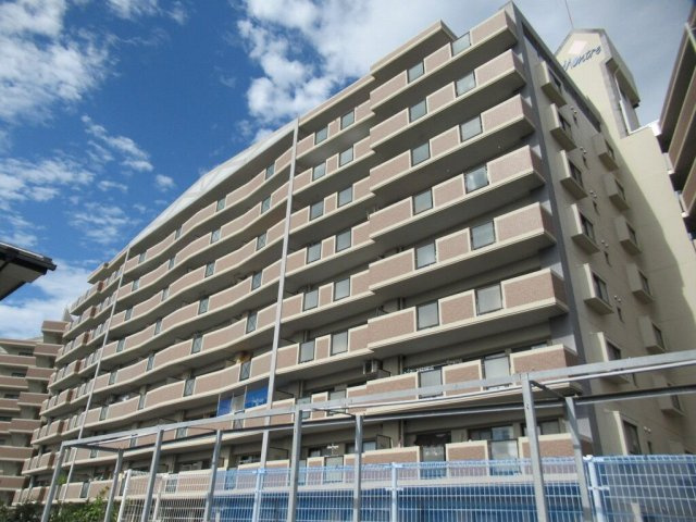 【外観】 | モントーレ福間シティ | 福間駅まで徒歩5分の好立地。周辺は飲食店が充実しているので、休日の食べ歩きなども楽しめそうです