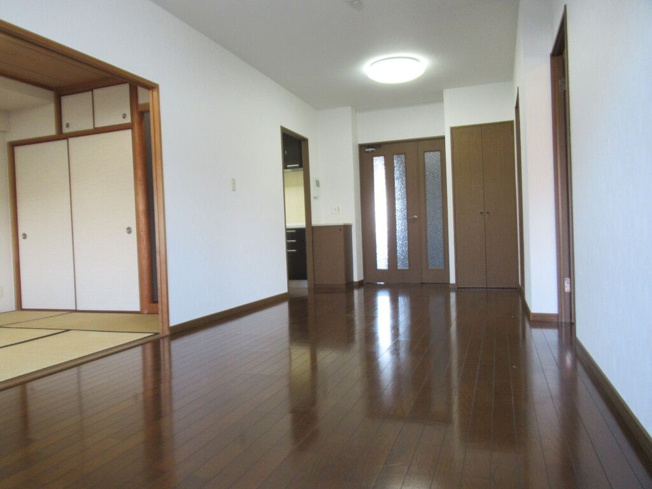 【居間・リビング】 | モントーレ福間シティ | 広々としたLDKは家族みんなの快適空間です。お食事したりおしゃべりしたり、家族の絆を育むセントラルスペース♪