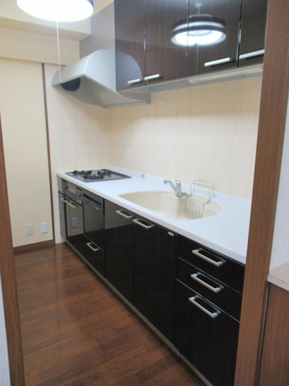 【キッチン】 | モントーレ福間シティ | シンプルで機能的なシステムキッチン。吊戸棚や引き出しなど収納が充実しています