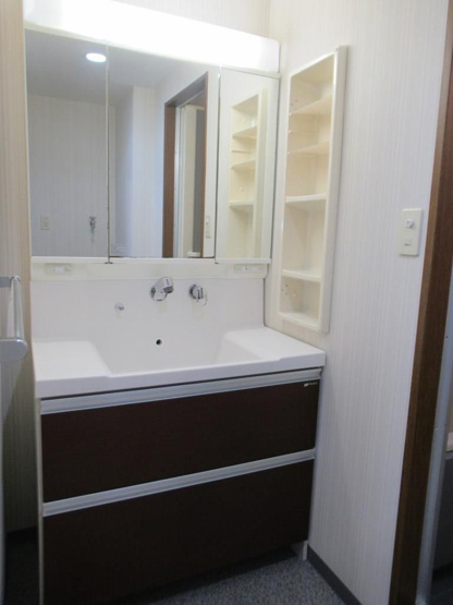 【独立洗面台】 | モントーレ福間シティ | 収納力と機能性に優れた三面鏡洗面化粧台です。鏡横にも収納棚が設置してあります