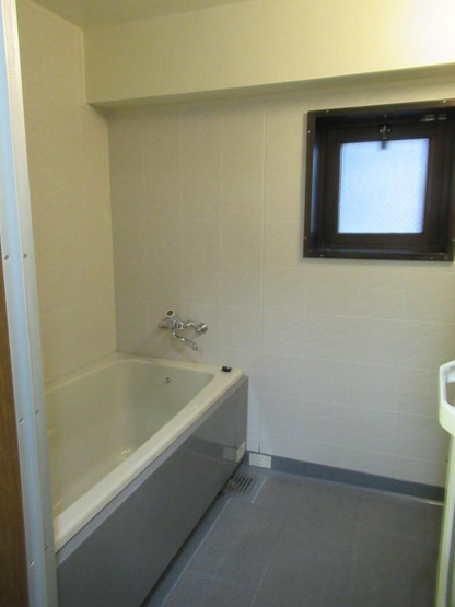 【浴室】 | モントーレ福間シティ | 浴室も明るい空間です♪窓がついてるので換気もらくらく。換気がラクにできるとカビ臭くない浴室が維持できますね