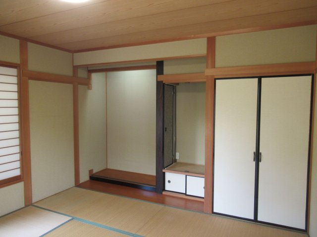 【和室】 | 筑紫野市天拝坂５丁目　戸建て | 和室は床の間もある本格派。 くつろぎのスペースとしても、客間としても活躍しそう