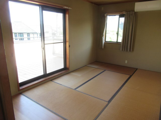【和室】 | 筑紫野市天拝坂５丁目　戸建て | 2階の和室はルーフバルコニーに面しています