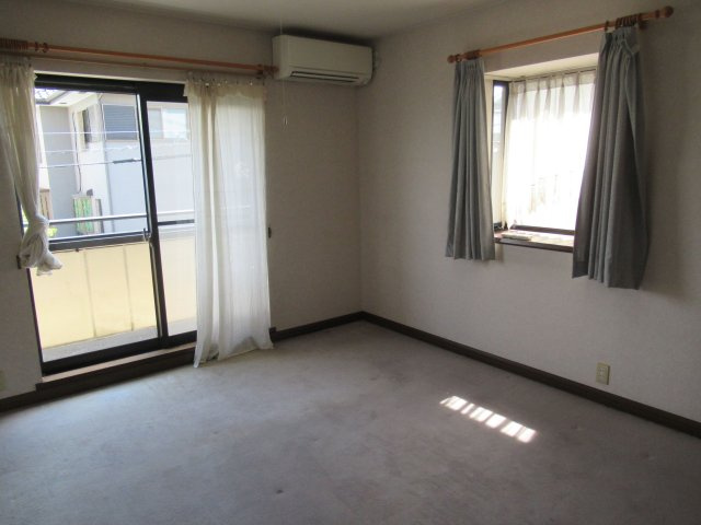 【洋室】 | 筑紫野市天拝坂５丁目　戸建て | 2階の洋室は出窓になっているので部屋の空間が広く感じられます