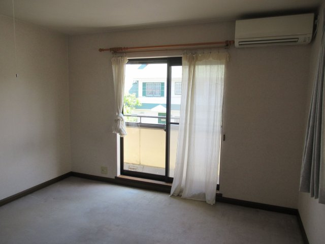 【洋室】 | 筑紫野市天拝坂５丁目　戸建て | 洋室は明るく採光がとれ、大容量のウォークインクローゼットがあります。実際にお住まいされる多くのご家庭に喜ばれる設計です♪