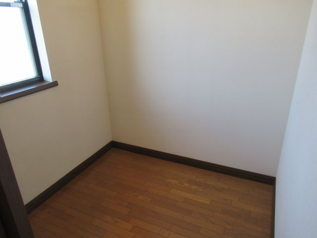 【収納】 | 筑紫野市天拝坂５丁目　戸建て | 2階にある納戸。シンプルなので様々な使い方ができます。窓があるので風通しもしやすいです