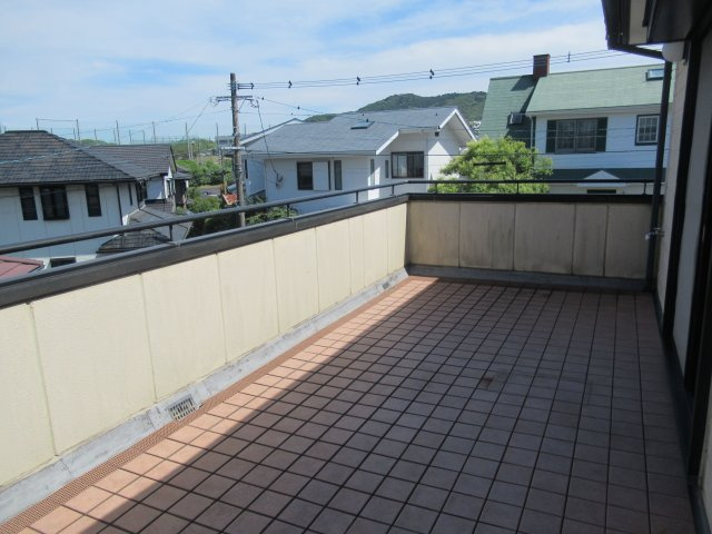 【バルコニー】 | 筑紫野市天拝坂５丁目　戸建て | 陽当りの良い広々としたルーフバルコニー。お洗濯物を干すのはもちろん、植木鉢や夕涼み用のイスなどを置いても充分なスペースがあります