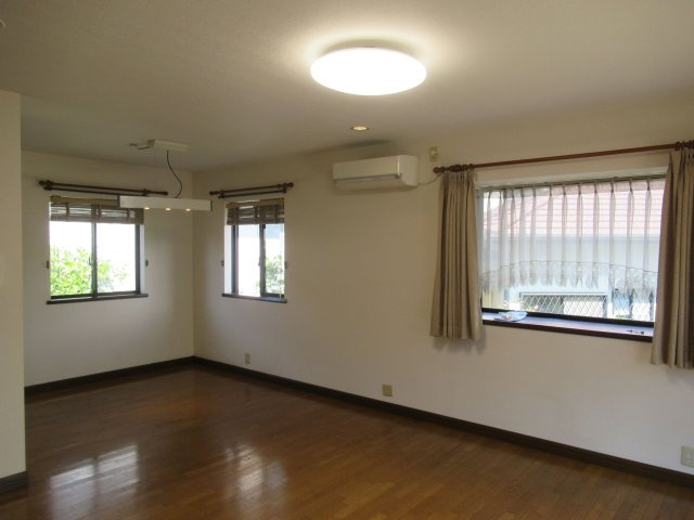 【居間・リビング】 | 筑紫野市天拝坂５丁目　戸建て | 採光面が多いLDKは明るさたっぷり。食事のときも、くつろぎの時間も楽しい家族の時間をすごせそうです♪