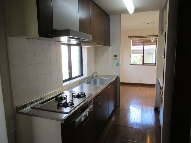 【キッチン】 | 筑紫野市天拝坂５丁目　戸建て | 壁付タイプのキッチンは無駄な空間が無く、食器類の持ち運びもスムーズです