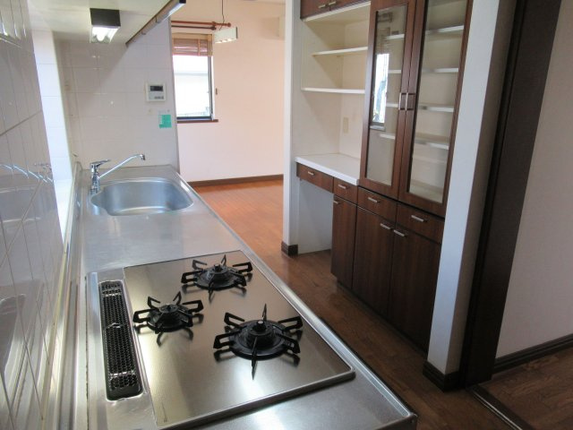 【キッチン】 | 筑紫野市天拝坂５丁目　戸建て | キッチン背面にはカップボードがついています。収納が多数できますので便利です