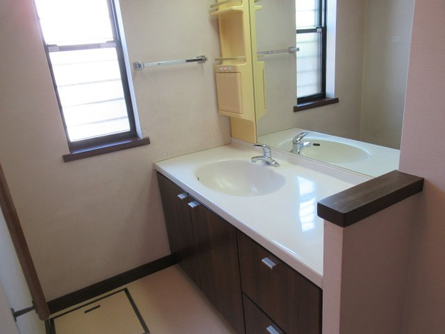 【独立洗面台】 | 筑紫野市天拝坂５丁目　戸建て | 大きな鏡付きで身支度がしやすい洗面台です