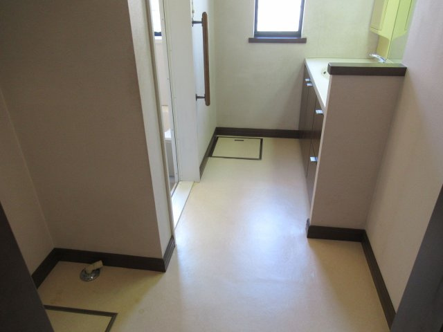 【脱衣所】 | 筑紫野市天拝坂５丁目　戸建て | 洗面所には窓があり換気もばっちりで湿気をこもらせず、結露やカビの発生を防ぎます