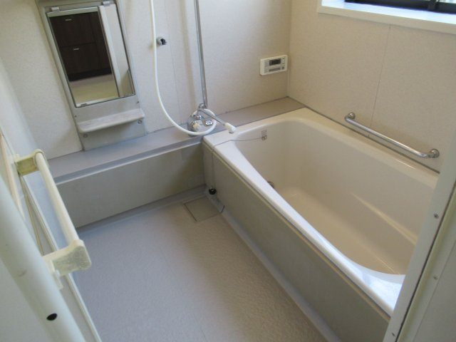 【浴室】 | 筑紫野市天拝坂５丁目　戸建て | 戸建てならではのゆったりしたバスルーム。大きな窓があるのでカビしらずで清潔な状態をキープできます