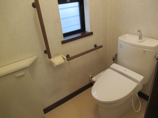 【トイレ】 | 筑紫野市天拝坂５丁目　戸建て | いつも綺麗に清潔に！ウォッシュレット付きトイレです♪もちろん窓も付いてるので空気の入れ替えも楽にできます